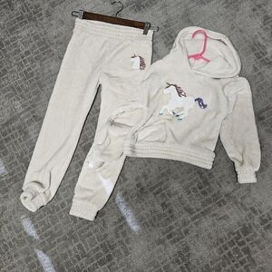 Lil girls two piece jogging suit .off white velour material size 6x